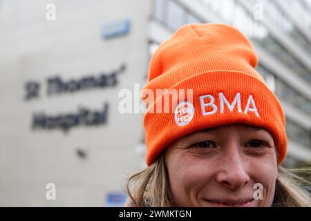 London, Großbritannien. Februar 2024. Ein Mitglied der British Medical Association (BMA), das während der Demonstration gesehen wurde. Mitglieder der British Medical Association (BMA) veranstalteten ihren 10. Streik der Juniorärzte wegen der Lohnbedingungen vor dem St. Thomas Hospital in Westminster. Zehntausende von Krankenhausterminen werden aufgrund der Arbeitskampfmaßnahmen der Ärzte abgesagt oder verschoben. (Foto: Steve Taylor/SOPA Images/SIPA USA) Credit: SIPA USA/Alamy Live News Stockfoto