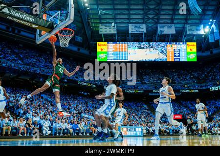 Chapel Hill, NC, USA. Februar 2024. Miami (FL) Hurricanes Guard Matthew Cleveland (0) schießt im ACC Basketball Matchup im Dean Smith Center in Chapel Hill, NC gegen die North Carolina Tar Heels. (Scott Kinser/CSM). Quelle: csm/Alamy Live News Stockfoto