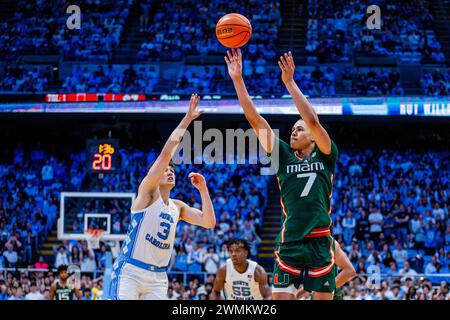 Chapel Hill, NC, USA. Februar 2024. Miami (FL) Hurricanes Guard Kyshawn George (7) versucht eine 3 gegen die North Carolina Tar Heels im ACC Basketball Matchup im Dean Smith Center in Chapel Hill, NC. (Scott Kinser/CSM). Quelle: csm/Alamy Live News Stockfoto