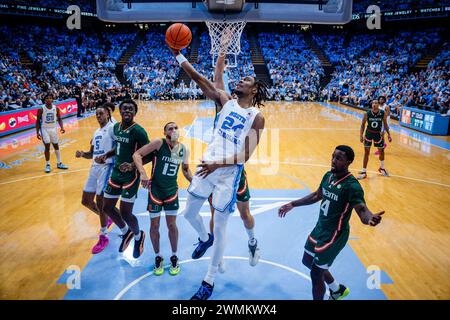 Chapel Hill, NC, USA. Februar 2024. North Carolina Tar Heels Stürmer Jae'Lyn Withers (24) schießt gegen die Miami (FL) Hurricanes im ACC Basketball Matchup im Dean Smith Center in Chapel Hill, NC. (Scott Kinser/CSM). Quelle: csm/Alamy Live News Stockfoto