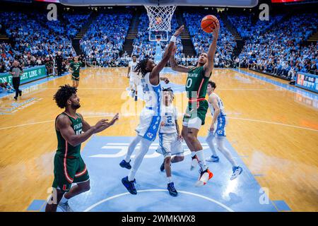 Chapel Hill, NC, USA. Februar 2024. Miami (FL) Hurricanes Guard Matthew Cleveland (0) schießt auf North Carolina Tar Heels vor Jae'Lyn Withers (24) im ACC Basketball Matchup im Dean Smith Center in Chapel Hill, NC. (Scott Kinser/CSM). Quelle: csm/Alamy Live News Stockfoto