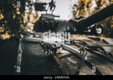 Eine Drohne auf der Panzerung des Panzers. Das Konzept moderner militärischer Konflikte. Hilfe von Aufklärungsdrohnen in der modernen Kriegsführung. Stockfoto