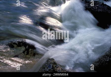 Schnell fließendes Wasser über Felsen Stockfoto