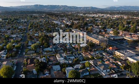 Los Angeles, Kalifornien, USA - 7. Mai 2023: Die Sonne scheint auf Unternehmen im Stadtzentrum von Canoga Park. Stockfoto