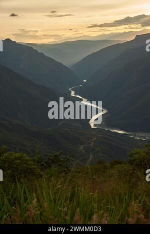 Der Chicamocha River fließt bei Sonnenuntergang durch eine große Schlucht und bergige Andenlandschaft in Santander, Kolumbien. Stockfoto