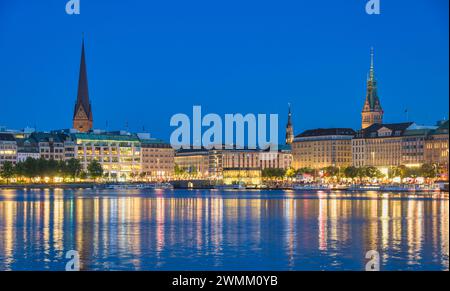 Hamburg Deutschland, nächtliches Panorama der Skyline der Stadt an der Alster mit Brunnen Stockfoto