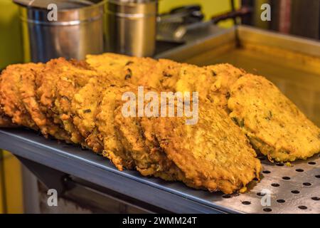 Bindaetteok (Mung-Bohnen-Pfannkuchen) ist das beliebte Street Food in Südkorea Stockfoto