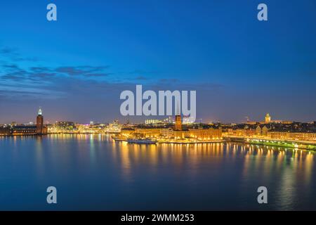 Stockholm Schweden, nächtliche Skyline am Stockholmer Rathaus und Gamla Stan Stockfoto