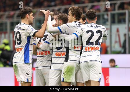 Mailand, Italien. Februar 2024. Italien, Mailand, 25. februar 2024: Teun Koopmeiners (Atalanta) erzielt per Elfmeterschießen und feiert das 1-1-Tor bei 42' während des Fußballspiels AC Mailand gegen Atalanta BC, day26 Serie A 2023-2024 San Siro Stadium (Credit Image: © Fabrizio Andrea Bertani/Pacific Press via ZUMA Press Wire) NUR REDAKTIONELLE VERWENDUNG! Nicht für kommerzielle ZWECKE! Stockfoto