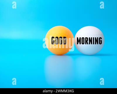 Tischtennisball mit Text GUTEN MORGEN auf blauem Hintergrund. Stockfoto