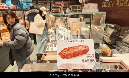 SHANGHAI, CHINA – 25. FEBRUAR 2024 – Verbraucher stehen am 25. Februar 2024 in der GRACE Bakery in Shanghai, China an. Stockfoto