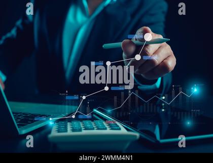 Aktienmarkt, Geschäftswachstum, Fortschritt oder Erfolgskonzept. Geschäftsmann oder Händler zeigt eine wachsende virtuelle Hologramm Aktien, investieren in den Handel. Stockfoto