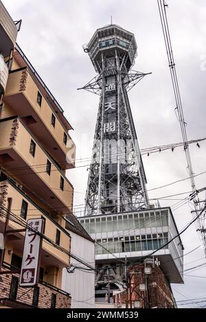Tsutenkaku Turm berühmtes Wahrzeichen im Bezirk Shinsekai in Osaka, Japan am 18. Februar 2024 Stockfoto