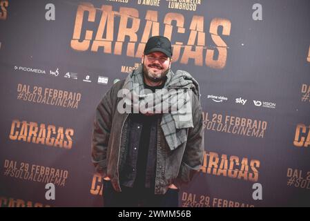 Neapel, Italien. Februar 2024. Der Schauspieler Salvatore Esposito während des Fotorufs des Films Caracas im Space Cinema in Neapel (Foto: Paola Visone/Pacific Press) Credit: Pacific Press Media Production Corp./Alamy Live News Stockfoto