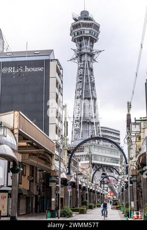 Tsutenkaku Turm berühmtes Wahrzeichen im Bezirk Shinsekai in Osaka, Japan am 18. Februar 2024 Stockfoto