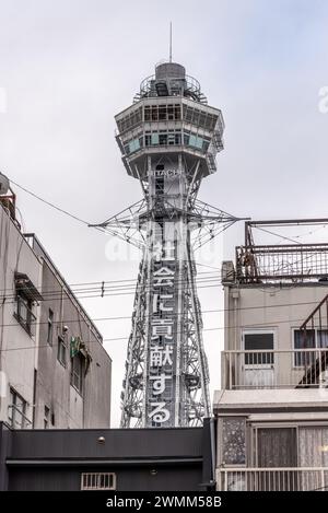 Tsutenkaku Turm berühmtes Wahrzeichen im Bezirk Shinsekai in Osaka, Japan am 18. Februar 2024 Stockfoto