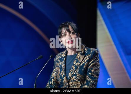 Paris, Frankreich. Februar 2024. Naike Gruppioni, Mitglied des italienischen Parlaments, spricht auf der IWD2024-Konferenz in Paris. Am Vorabend des Internationalen Frauentages (8. März) nahmen Dutzende einflussreicher Frauen aus der ganzen Welt an einer internationalen Konferenz im Maison de la Mutualité in Paris Teil. (Foto: Siavosh Hosseini/SOPA Images/SIPA USA) Credit: SIPA USA/Alamy Live News Stockfoto