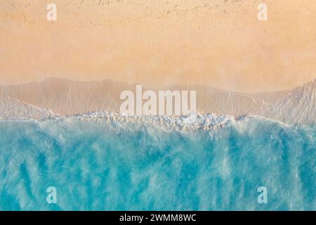 Wunderschöne Sommerlandschaft wunderschöne Wellen, blaues Meerwasser an sonnigen Tagen. Draufsicht von der Drohne. Meerblick aus der Luft, fantastischer tropischer Natur Hintergrund Stockfoto