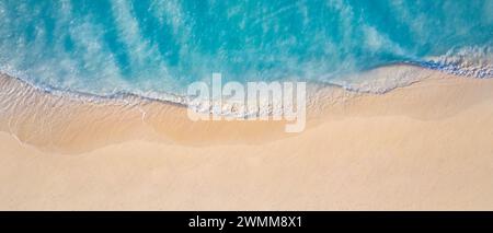 Wunderschöne Sommerlandschaft wunderschöne Wellen, blaues Meerwasser an sonnigen Tagen. Draufsicht von der Drohne. Meerblick aus der Luft, fantastischer tropischer Natur Hintergrund Stockfoto