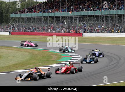 Dateifoto vom 2-07-2022 von Racing X Abbi Pulling während des Grand Prix der W-Serie in Silverstone. Das britische Interesse liegt erneut im Ziehen, Fahren für Rodin Motorsport und Unterstützung von Alpine für die F1 Academy Saison 2024. Der 20-Jährige aus Lincolnshire erreichte in der vergangenen Saison sieben Podestplätze und zwei Pole Positions, nachdem er zuvor in der W Series teilgenommen hatte und 2023 Vollmitglied der Alpine Junior Academy wurde. Ausgabedatum: Dienstag, 27. Februar 2024. Stockfoto