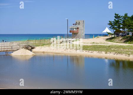 Yangyang County, Südkorea - 30. Juli 2019: Ein Aussichtsturm und ein Stacheldrahtzaun markieren den Abfluss vom Hyang Lake in die Ostsee bei Jigyeong P Stockfoto