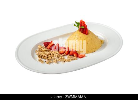 Türkische Dessert Grieß halva. Grieß Dessert mit Zimtpulver und Erdbeere Stockfoto