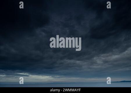 Dunkle regnerische Wolken vor einem Gewitter Stockfoto