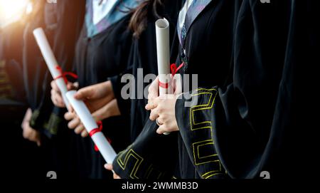 Absolventen mit Diplomen in einer Reihe Stockfoto