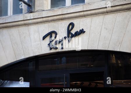 Bordeaux , Frankreich - 02 15 2024 : Ray Ban Schild Markenboutique und Text Logo auf Fassadenwand Ladenkette von Sonnenbrillen Brillengeschäft Stockfoto