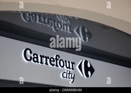 Bordeaux , Frankreich - 02 12 2024 : Carrefour City Logo Zeichen und Kette Text auf City Shop Market Sign Store Supermarkt Marke Stockfoto