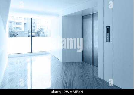 Moderne Stahlaufzugskabinen in einer Business-Lobby Stockfoto