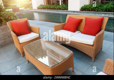 Komfortable Terrasse mit Tisch, Stühlen und Pool Stockfoto