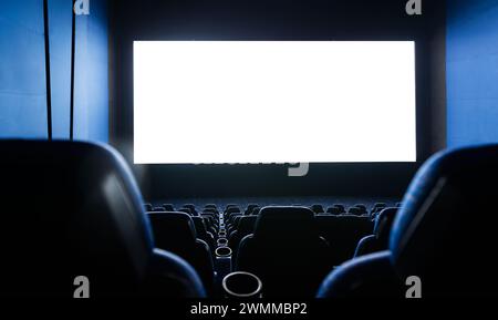 Dunkles Kino mit Leinwand und Stühlen Stockfoto