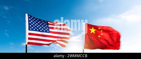 USA und China Flaggen vor blauem Himmel Stockfoto