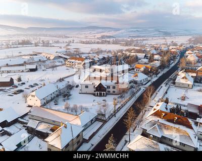 Ein Blick aus der Vogelperspektive auf schneebedeckte Häuser im Winter Stockfoto