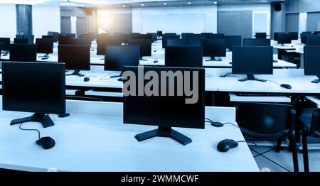 Gruppe von Computern im Computerlabor Stockfoto