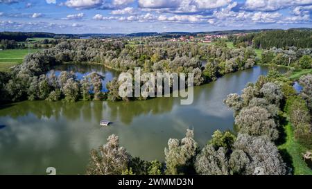 Ein Blick aus der Vogelperspektive auf einen ruhigen See, umgeben von Bäumen Stockfoto