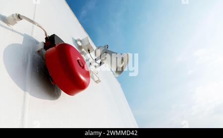 Megaphon für Notalarme auf dem Schiff Stockfoto