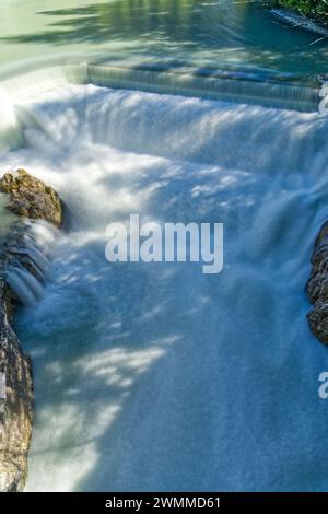 Ein Fluss, der über Felsen und Felsbrocken fließt Stockfoto