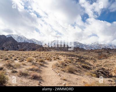 Mobius Arch Loop in Alabama Hills nahe Mount Whitney, Kalifornien, an einem sonnigen Wintertag Stockfoto