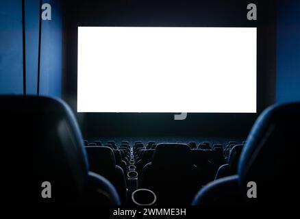 Dunkles Kino mit Leinwand und Stühlen Stockfoto