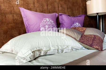 Bequeme Kissen und Bett in einem chinesischen Hotel Stockfoto