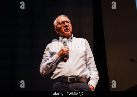 Medellin, Kolumbien. Februar 2024. Der kolumbianische Gesundheitsminister Guillermo Jaramillo spricht als Mitglieder des kolumbianischen Kongresses und das gesundheitsministerium hielt am 23. Februar 2024 eine öffentliche Anhörung in der Universität von Antioquia in Medellin ab, um den Vorschlag der Gesundheitsreform zu diskutieren. Foto: Juan Jose Patino/Long Visual Press Credit: Long Visual Press/Alamy Live News Stockfoto