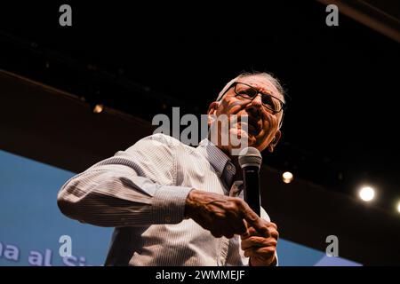 Medellin, Kolumbien. Februar 2024. Der kolumbianische Gesundheitsminister Guillermo Jaramillo spricht als Mitglieder des kolumbianischen Kongresses und das gesundheitsministerium hielt am 23. Februar 2024 eine öffentliche Anhörung in der Universität von Antioquia in Medellin ab, um den Vorschlag der Gesundheitsreform zu diskutieren. Foto: Juan Jose Patino/Long Visual Press Credit: Long Visual Press/Alamy Live News Stockfoto