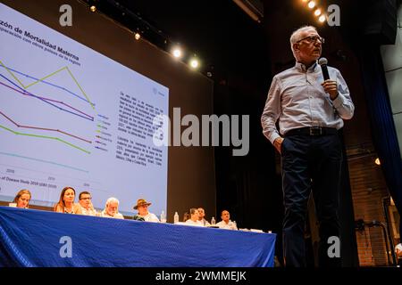 Medellin, Kolumbien. Februar 2024. Der kolumbianische Gesundheitsminister Guillermo Jaramillo spricht als Mitglieder des kolumbianischen Kongresses und das gesundheitsministerium hielt am 23. Februar 2024 eine öffentliche Anhörung in der Universität von Antioquia in Medellin ab, um den Vorschlag der Gesundheitsreform zu diskutieren. Foto: Juan Jose Patino/Long Visual Press Credit: Long Visual Press/Alamy Live News Stockfoto