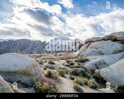 Alabama Hills in der Nähe von Mount Whitney, Kalifornien, im Osten von Sierras an einem sonnigen Wintertag Stockfoto