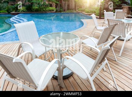 Stühle und Tische neben dem Swimmingpool Stockfoto