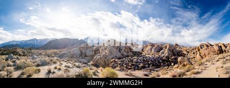 Alabama Hills in der Nähe von Mount Whitney, Kalifornien, im Osten von Sierras an einem sonnigen Wintertag Stockfoto