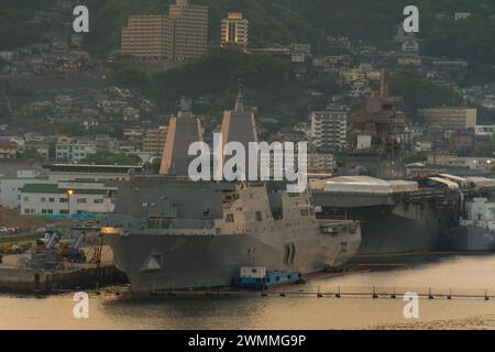 Okinawa, Japan - 12. Mai 2016 : Blick auf die USS Green Bay, ein amphibisches Transportschiff, das im Hafen von Naha in Okinawa ankert. Stockfoto