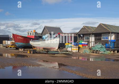 Fischerhütten und Boote im Southwold Harbour, Suffolk, England, Großbritannien Stockfoto